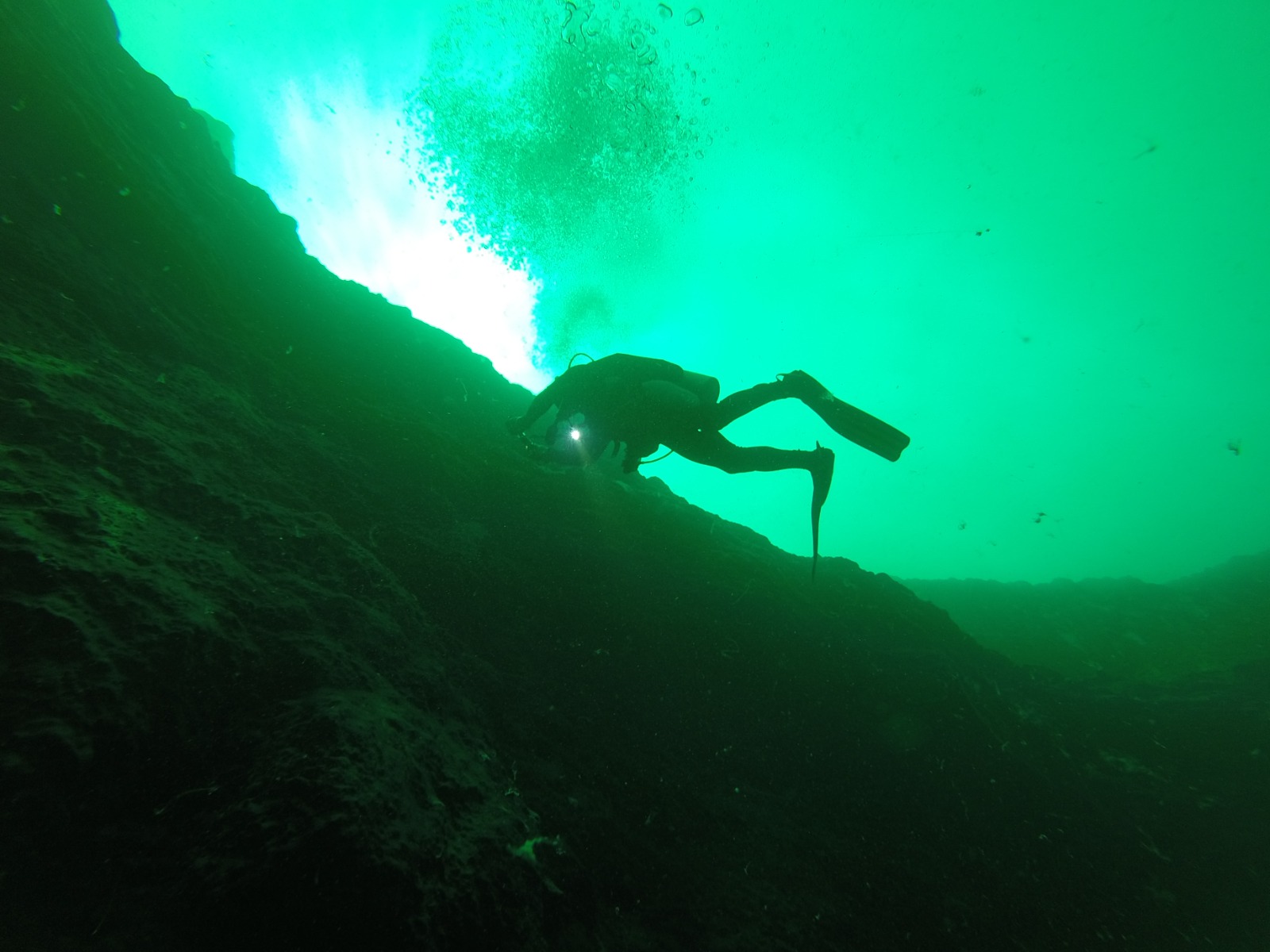 Hallazgo y descubrimiento de las características del agujero azul de Taam Ja’