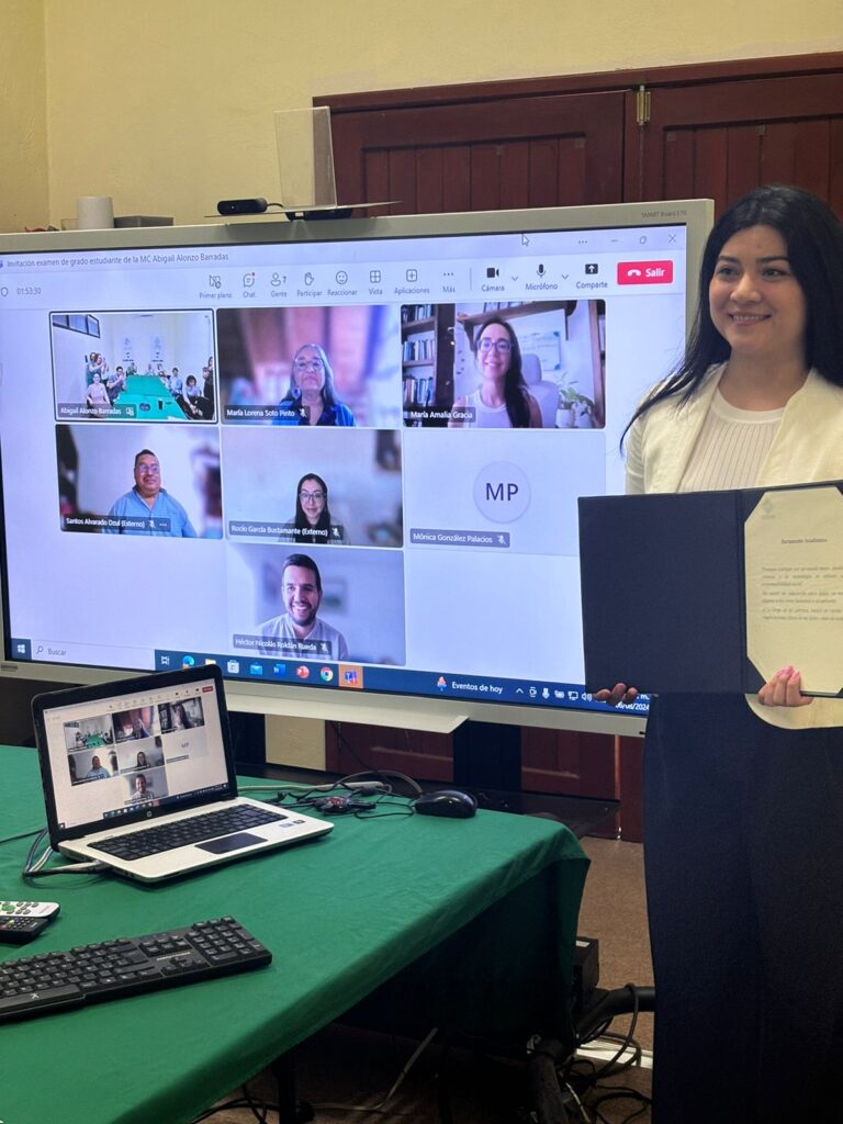 Abigail Alonzo Barradas, estudiante de la Maestría en Ciencias en Recursos Naturales y Desarrollo Rural con orientación en Sociedad y Cultura (Generación 2022 – 2024), de ECOSUR Unidad Chetumal obtuvo el grado de Maestra en Ciencias, el 06 de agosto con la tesis denominada Estrategias y percepciones del campesinado frente a Programas del Desarrollo Rural en el sur de Quintana Roo.
El objetivo de este trabajo se centra en las formas y estrategias de participación en los programas de desarrollo rural del campesinado de la zona sur de Quintana Roo. De manera particular analizamos dos programas: Producción para el Bienestar y Sembrando Vida. Parto de considerar que los elementos económico-estructural y político-normativo que definen los enfoques de desarrollo tienen discontinuidades, contradicciones y puntos de encuentro con las realidades y lógicas rurales. El campesinado como sujeto histórico, dinámico y con capacidad de agencia, diseña múltiples estrategias -individuales y colectivas- de participación dentro de estos programas, a partir de sus recursos, experiencias, trayectorias y contextos particulares.
El Consejo Tutelar estuvo conformado por el Dr. Héctor Nicolás Roldán Rueda (director de tesis), Dra. María Amalia Gracia (asesora), Dra. María Lorena Soto Pinto (asesora); y como sinodales: Dra. Rocío García Bustamante, M. en C. Santos Humberto Alvarado Dzul y Dra. María Azahara Mesa Jurado.
Palabras clave
Régimen alimentario, políticas públicas, actor social, agencia.