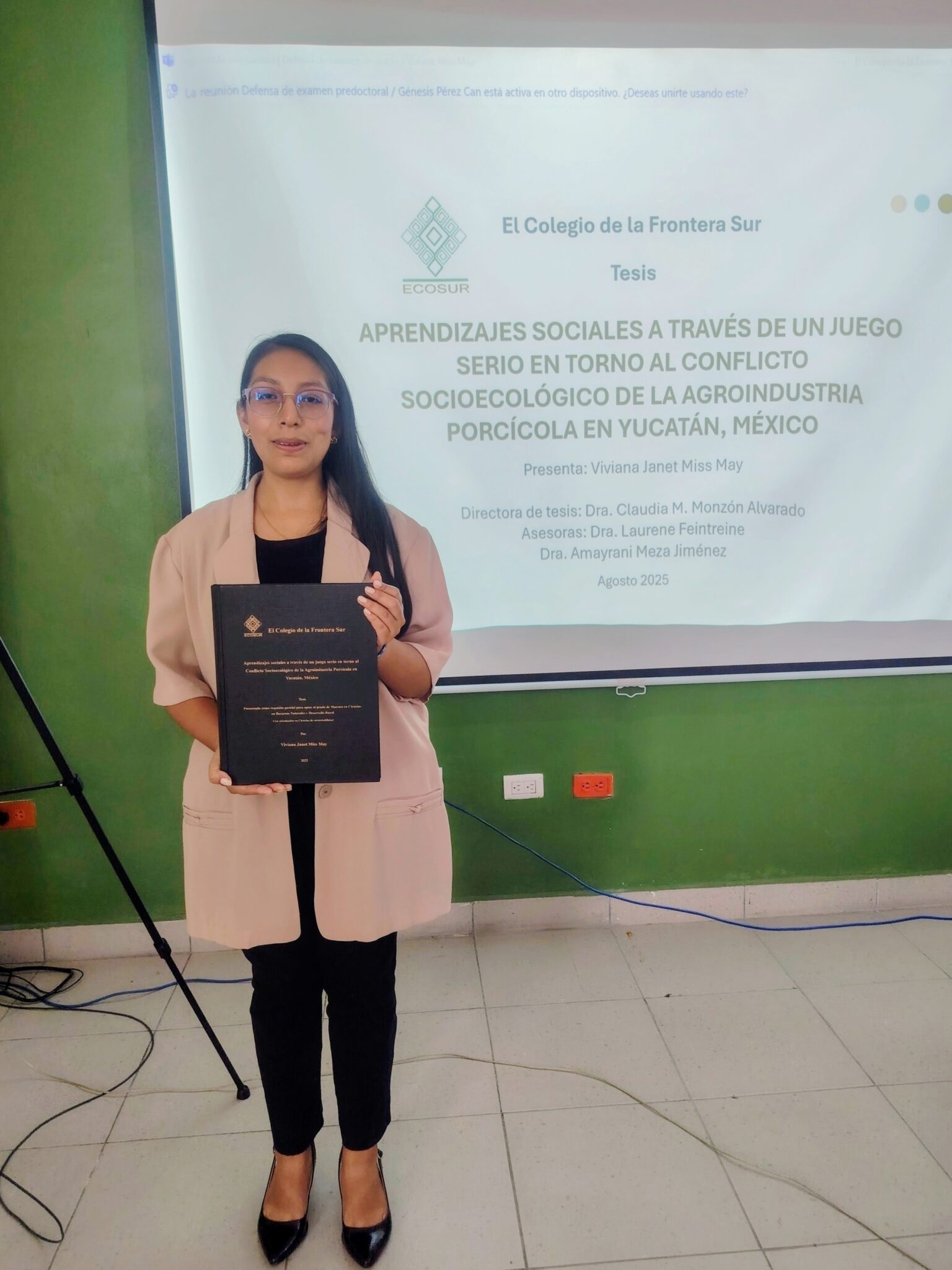 Viviana Janet Miss May obtiene grado de Maestra en Ciencias con mención honorífica con la tesis “Aprendizajes sociales a través de un juego serio en torno al Conflicto Socioecológico de la Agroindustria Porcícola en Yucatán, México.