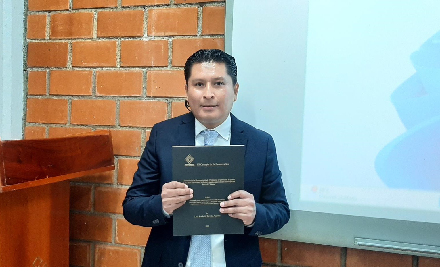 Luis Rodolfo Tovilla Aquino obtiene el grado de Doctor en Ciencias con la tesis “Colonialidad y Decolonialidad: Violencias y ejercicios de poder en jóvenes estudiantes del nivel medio superior del municipio de Bochil, Chiapas”.