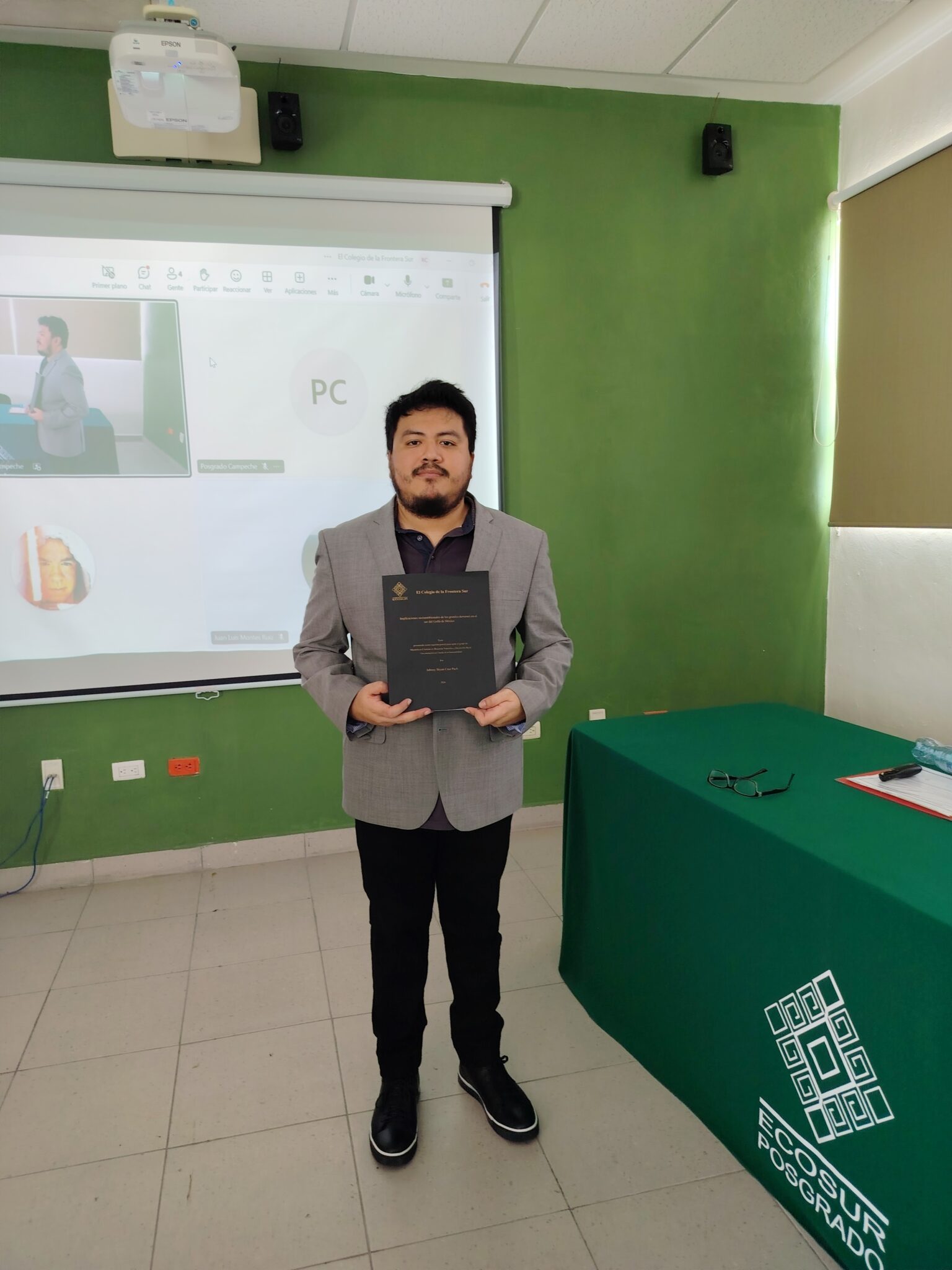 Johnny Bryan Cruz Pech obtiene grado de Maestro en Ciencias con recomendación a mención honorífica con la tesis: Implicaciones socioambientales de los grandes derrames en el sur del Golfo de México.