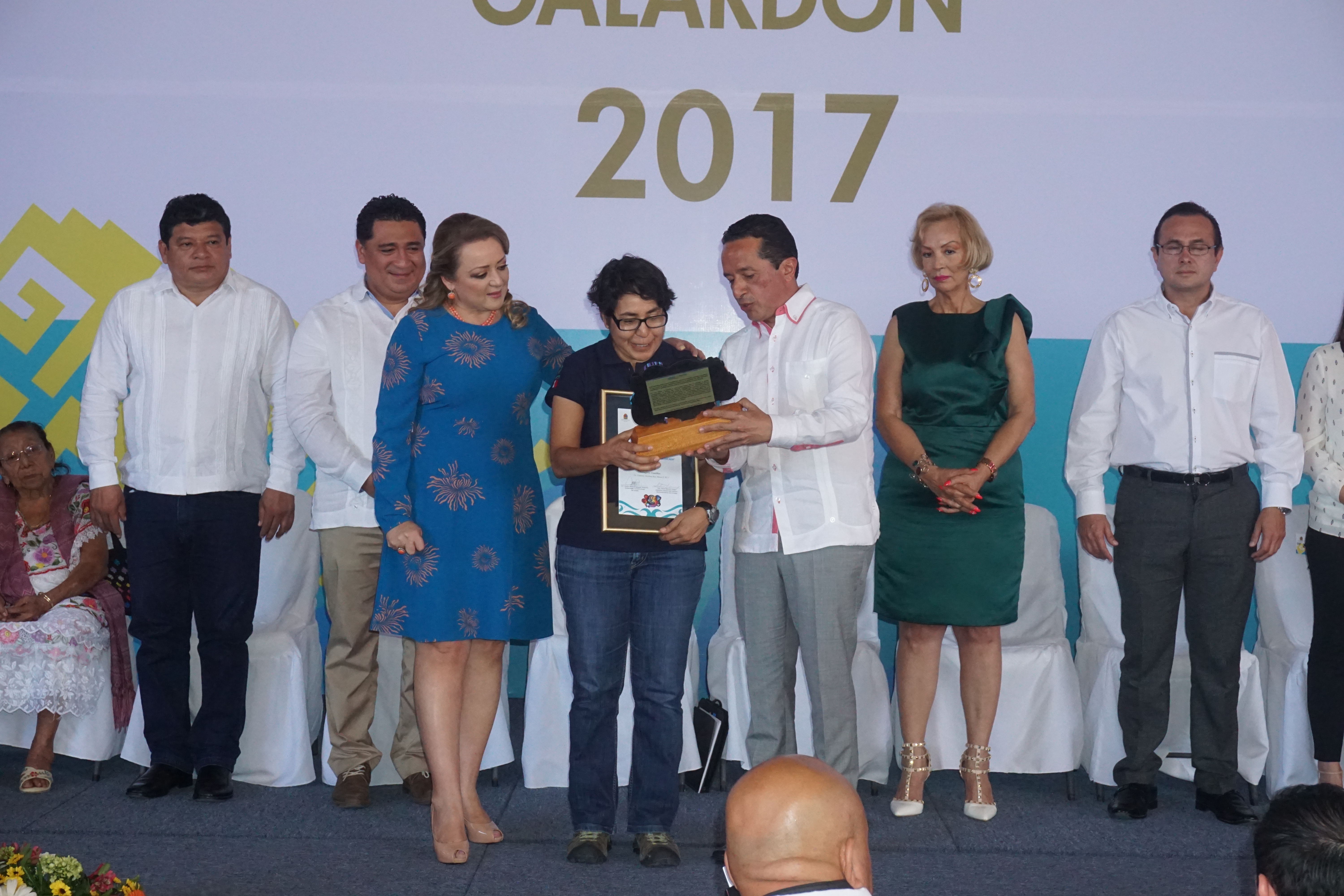 Otorgan reconocimiento a Laura Carrillo por su destacada trayectoria en la ciencia