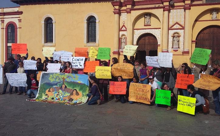 Se manifiestan contra recortes a becas del Conacyt