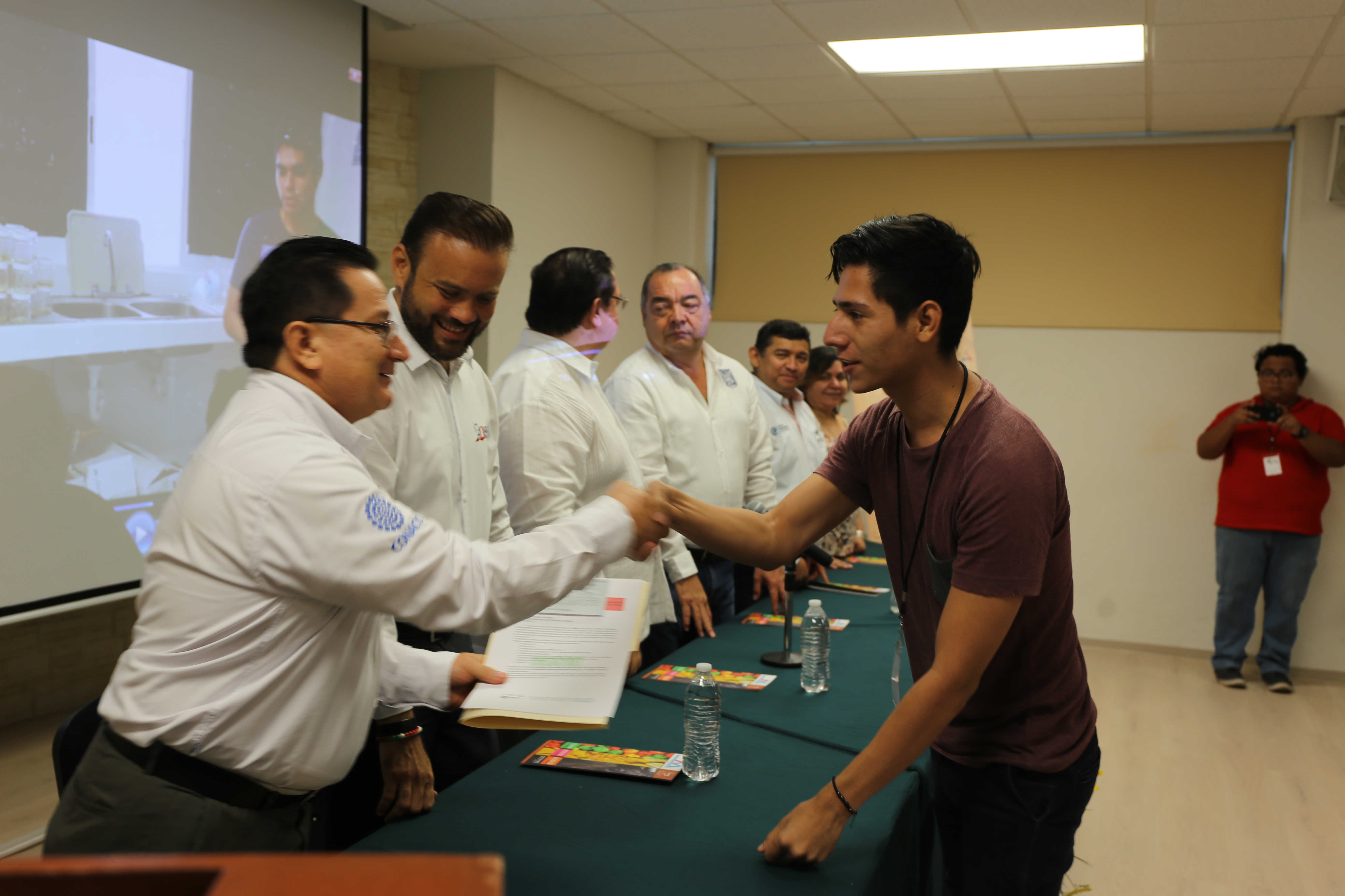 Preside ECOSUR entrega de becas para taller de ciencias en Campeche