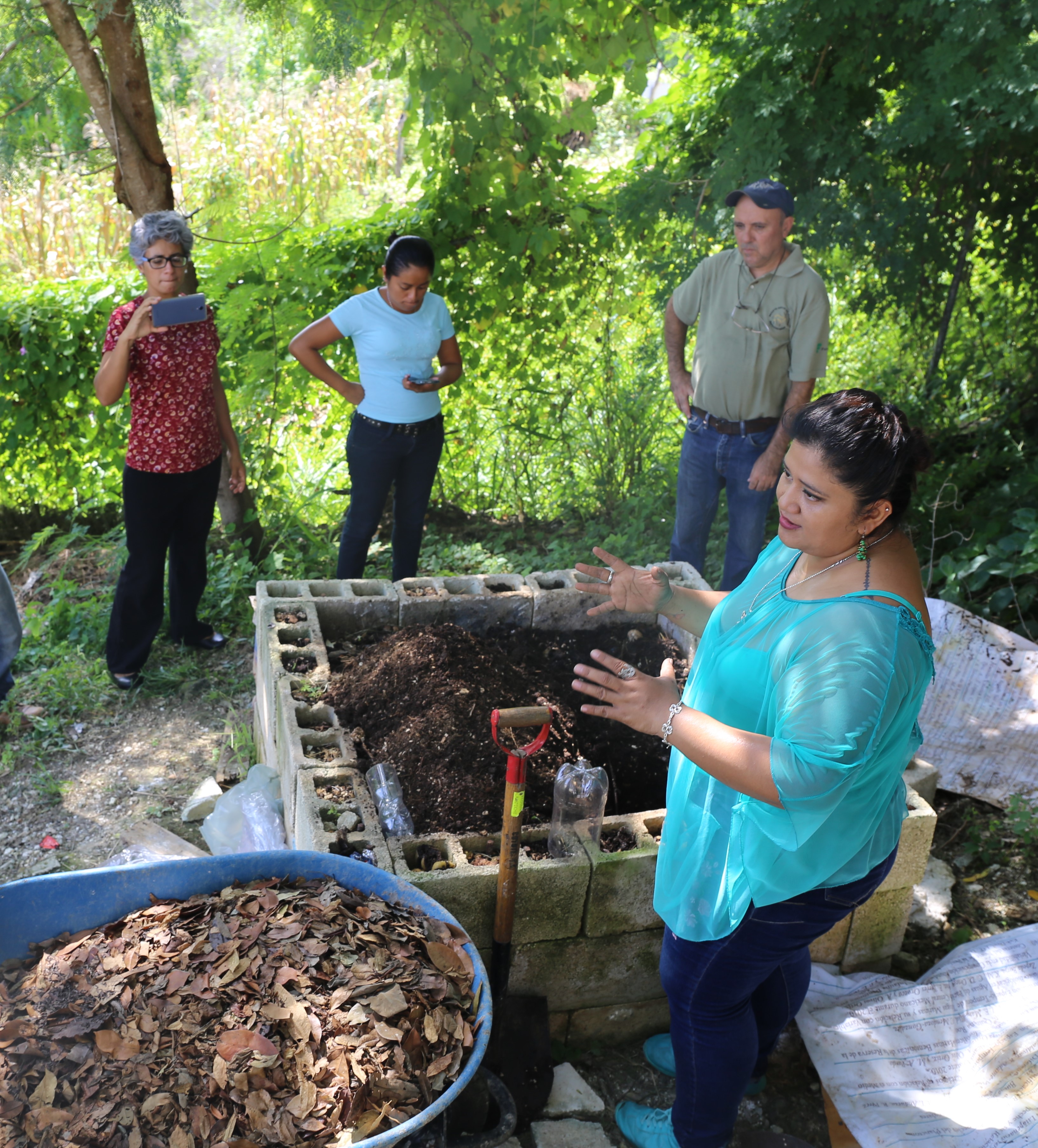 Túnica A la meditación comentario PAECOSUR realiza manejo del compostero ecosureño - Portal de El Colegio de  la Frontera Sur