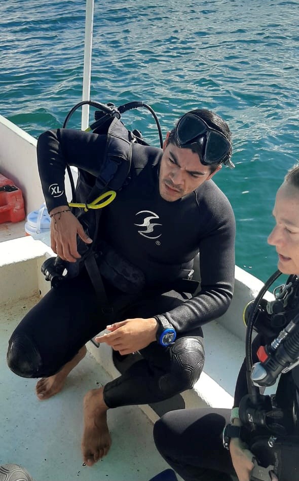 Nicolás Martínez obtiene el grado de Maestro en Ecología Internacional con tesis sobre acciones de restauración coralina en Mahahual