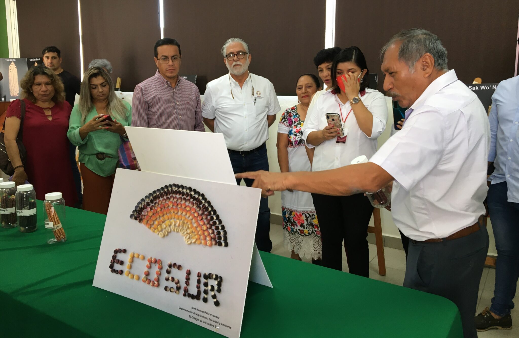 Realizan exposición fotográfica sobre maíces de la zona de los Petenes