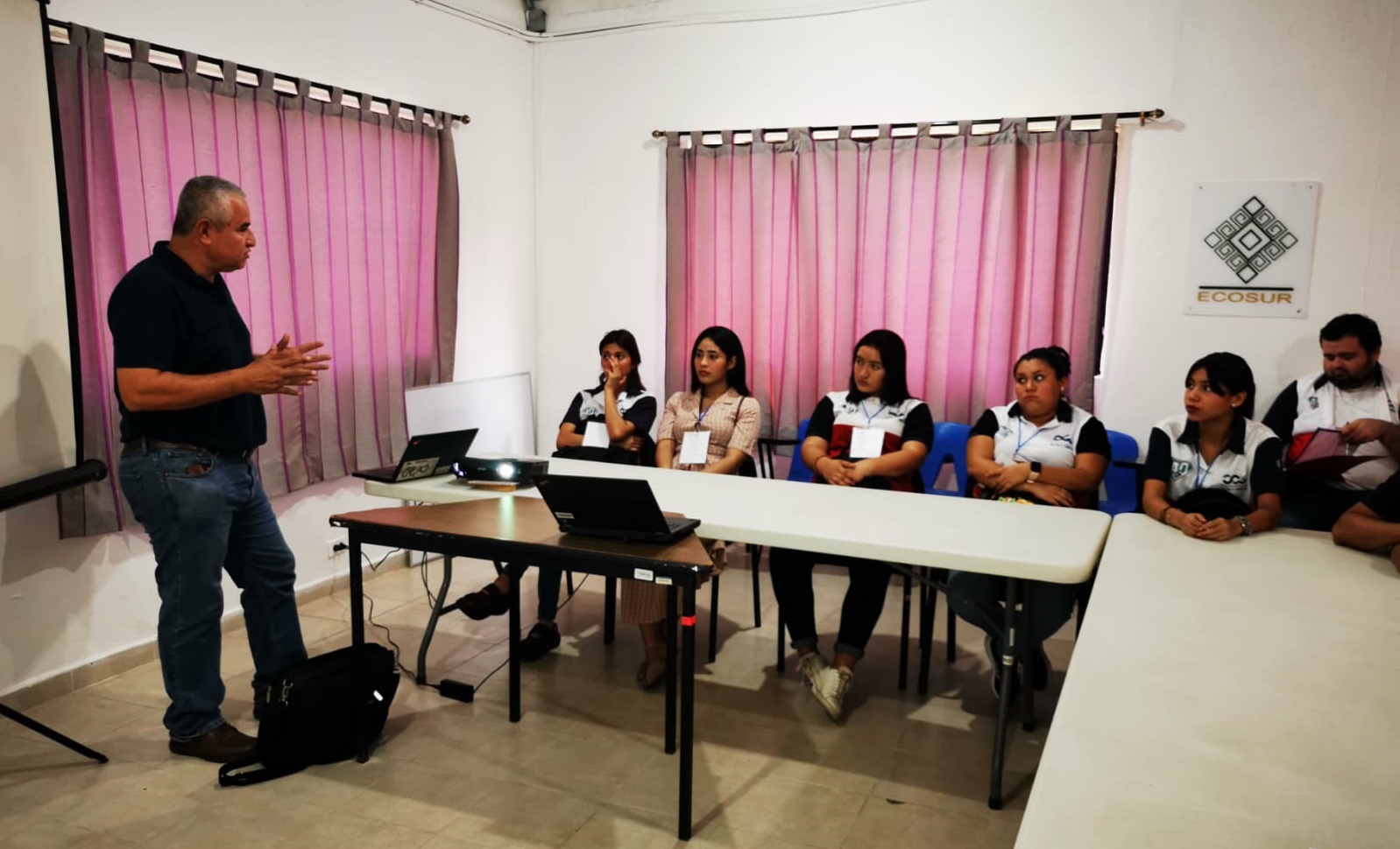 Estudiantes de la Universidad Alfa y Omega visitan las instalaciones de