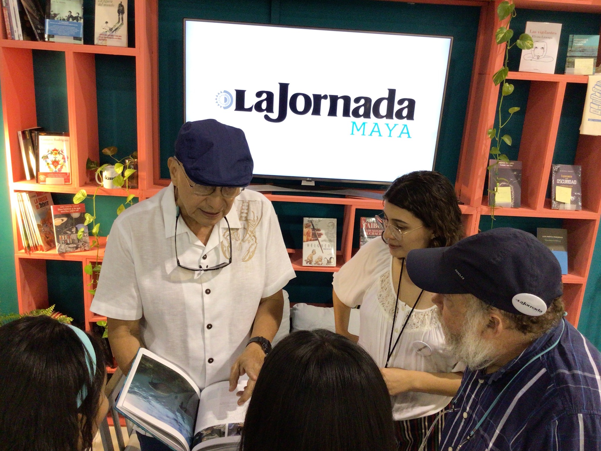 Benjamín Morales compartió su libro sobre manatíes en el stand de “La Jornada Maya” en la Filey