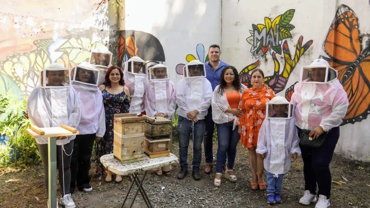 Capacitan a mujeres tapachultecas en producción de miel y emprendimientos sostenibles